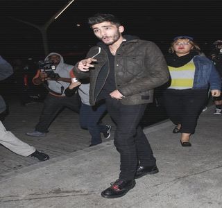 — Câţiva metri distanţă de ei. Neîmpotrivindu-se, braţul i-l eliberează, iar expresia facială; preia din neutralitate. Îi oferă spaţiul necesar pentru a se putea desfăşura conform dorinţelor proprii, urmărindu-i până la cel mai mic detaliu, doar pentru a surprinde o posibilă schimbare
