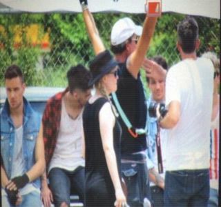 — Dezvoltând o oază de curiozitate prin propria expresie, îi urmăreşte acesteia trăsăturile; faciale preţ de câteva clipe infime până ce, total neintenţionat, privirea ajunge să-i coboare asupra buzelor ei aflate în cursul modelării cuvintelor. Intenţionează pe parcurs să intervină
