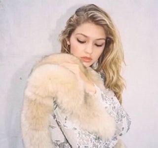 — 　Pe canapeaua unde petrecuse câteva ore de odihnă, aruncând apoi o privire în jur,; asupra câtorva invitaţi ce aleseseră să petreacă la rândul lor noaptea în apartamentul lui Travis. În altă ordine de idei, curioasă de conversaţia existentă pe hol, începe să păşească în
