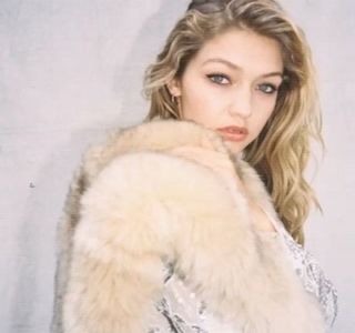 — 　Undeva în dreptul tejghelei. „Neaţa soare.” rosteşte cât pentru a-şi face simţită prezenţa,; prin doar câţiva paşi având să se oprească în dreptul siluetei brunetului, buzele presându-şi-le scurt de braţul acestuia în scopul oferirii unui sărut la nivelul pielii. „Cu cine vorbeai?”
