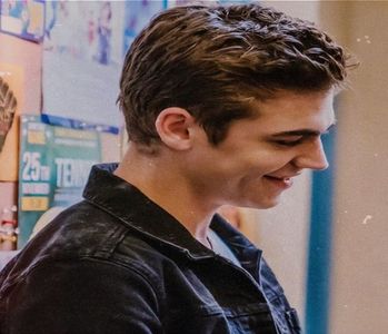 ❡ℋ❧.; fără să le aloce prea multă atenție, deși simte cum privirile lor îi traversează; sileuta „Știți cumva unde e biblioteca pe aici?”
