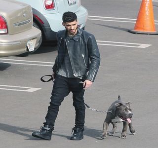 — Consumă câteva guri. În ciuda acestui fapt, plasării respectivului obiect pe tejghea îi; succede prezenţa resimţită a unei anumite persoane printr-un glas bine recunoscut. Astfel că deşi îşi întoarce capul în direcţia laterală sieşi, zăreşte chipul iubitei sale în apropierea corpului
