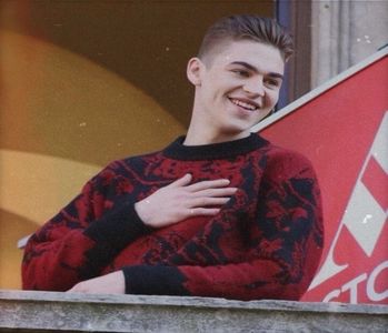 ❡ℋ❧.; Înfăptuiește o rotație pe călcâie când receptează vociferările care i se adresau,; un pic iritat de oscilațiile din comportamentul femeilor, apoi, revenit la masa lor, îi introduce lui Emily 25 de dolari sub recipientul gol „Poftim, ți-am lăsat și pentru ceai. Îl recomand pe cel cu 
