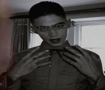 ❡ℋ❧.; valeriană. Are un puternic efect calmant. Pe mine mă ajută.” Ridică din umeri, apoi; își mută centrul de interes pe cealaltă interlocutoare, recapitulând în minte detaliile pe care i le-a dat despre viața lui. „Oh, vei avea un drum foaarte lung și anevoios de parcurs...”
