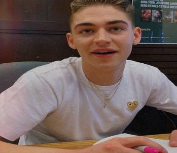 ❡ℋ❧.; spatele jeanșilor lui Emily fără a mai avea prilej la o reacție și se aruncă fulger; pe ușile cafenelei, pendulând între ideea de a-și evalua notițele și de a se întoarce în cameră, conversația anterioară părăsindu-l de chef.
