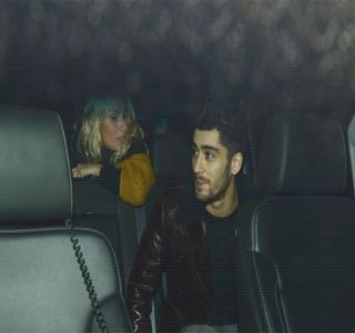 — Ei, finalmente părăsind zona bucătăriei pentru a se îndrepta spre baie, unde, odată ajuns,; deschide precaut ușa și pătrunde în interiorul încăperii.
