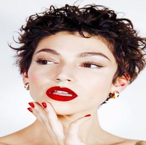 ―  Încă de când Denver aflase că Nadia era însărcinată lucrurile se schimbaseră mult; între ei, certurile reducându-se aproape la nivelul inexistenței. Aceasta se ridică pe vârfuri și îi lasă un sărut pe obraz. „Pentru mine una vegetariană, te rog.” Nu putea suporta carnea în ultima vr
