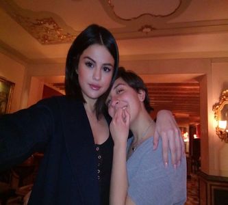 —După ce s-a petrecut ultima oară cu William atunci când l-a văzut la filmări, Reyna nu; avea de gând să vorbească cu el, iar acum când acesta se apropie de el pufnește iritată și pleacă de lângă ei, mergând în bucătărie pentru a putea să își ia ceva de băut, alcool eventual.
