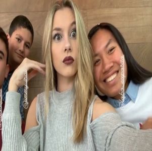 ― Nu ezită să își sărute iubitul atunci când îl vede, dar nu apucă a răspunde deoarece; aude anunțul lui Denver și își duce două degete în gură fluierând cât poate de tare. „Aiiiii, papi!! ¡Así se hace!” Spune ea fiind nespus de fericită pentru cei doi prieteni ai ei.
