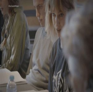 ― Se întoarce către Eve și îi trimite pupici în aer, revenind apoi cu fața către Denver, Amelie; Damon, dar nu apucă să spună nimic pentru că este luată pe sus de fratele ei, pe care-l îmbrățișează strâns. „Dragul meu Alaric, cred că tu ar fi trebuit să fii cel care dă un astfel de anunț
