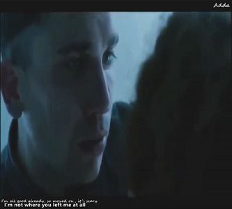 》pe burtă și se abține de la a face o glumă cu referire la asta. O ia înapoi pe Nadia la +; el în brațe. &quot;Hai ușor, că e fragilă ca un bibelou, aveți grijă, da!!?&quot; #Îl aude pe Jordan și bufnește în râs. &quot;O să mă angajez și-mi cumpăr o casă pentru familia mea numeroasă deja..&q
