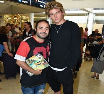 ― Își dă ochii peste cap luând o altă gură din suc atunci când îl aude pe William. „Câteodată; cred că ești mai prost decât te prefaci tu..” Își așează mâna pe umărul lui. „Omule, eu vreau doar să știu de ce ai simțit nevoia să bagi râcă între ea și Oliver, care-i problema ta cu ei doi?”
