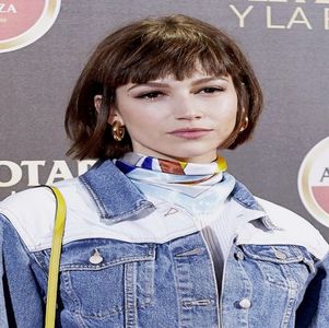 ―  Se îndepărtează de cei doi și se apropie de Amelie, luând-o în brațe și vorbind în; șoaptă cu aceasta. „Nu știu sigur, dar așa pare... iar dacă asta se întâmplă eu zic să ne facem cât mai avem timp bagajele și să fugim departe, că sigur nu o să se sfârșească bine.”
