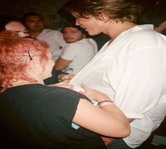 ― Cum îl cunoștea de mult timp pe William și îi era cel mai bun prieten, Isaias era capabil; să îi citeasă fiecare reacție, astfel că acum deschide gura mare fiind șocat de-a dreptul. „Nu pot să cred! Tu chiar te-ai îndrăgostit de Reyna!” Își duce o mână la gură, izbucnind în râs.

