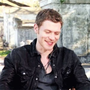 ―  Șocat de vorbele acesteia face un pas în spate și se strâmbă. „Cu câți boșorogi ai; avut tu tangențe, draga mea? Ceva ce ar trebui să știu?” =))))))))) Evident că acesta glumea, dar continuă să păstreze o expresie serioasă.
