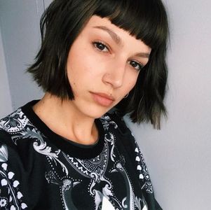 ―  „I am your wife, that s my job!” Spune ea râzând doar pentru a scoate apoi limba la; acesta. „Unde e pizza aia până la urmă? Mi-e o foame de mor, mă rog, cred că îi e copilului mai degrabă, dar ai prins tu ideea.”
