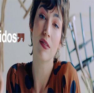 ―  „Ah, că tot veni vorba de zacuscă...” Începe ea să vorbească și continuă abia după; ce termină de mestecat. „...am terminat-o pe toată ieri, deci mi-ar prinde bine mai multă.” Ia o altă gura dintr-una din feliile de pizza, privind către Denver cu un rânjet idiot pe față.
