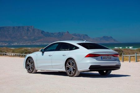 2018-2020-audi-a7-sportback-rear-angle-view-carbuzz-448596-1600