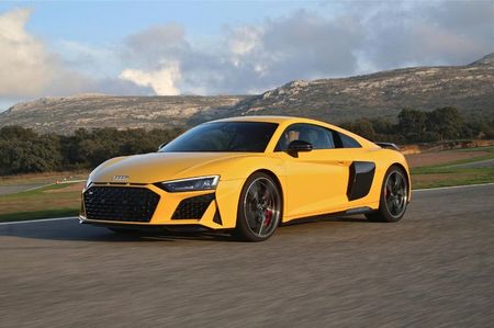 2020-audi-r8-coupe-front-view-driving-carbuzz-497211-1600