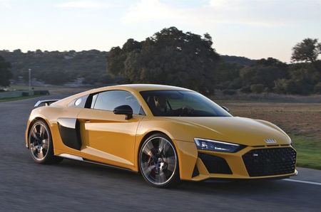 2020-audi-r8-coupe-front-view-driving-carbuzz-497212-1600