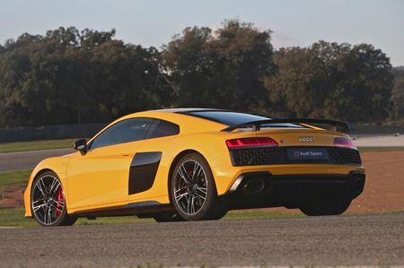 2020-audi-r8-coupe-rear-angle-view-carbuzz-658542-1600