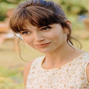 ― Durerea era atât de chinuitoare încât Nadia, care nu plângea niciodată indiferent de; circumstanță, plângea acum în hohote. „Nu, Denver, sunt în extaz!” Se răstește ea la el ținându-se strâns de abdomenul în care simțea că parcă ar înjunghia-o cineva.
