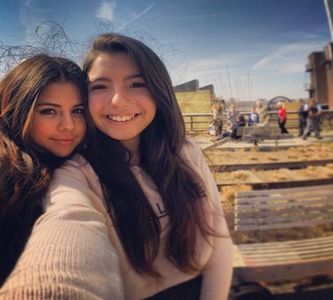 — Ia telefonul lăsat anterior pe blatul mobilei de bucătărie și dă volumul muzicii mai încet; cât să se înțeleagă mai bine cu acesta. „Pui cu legume la cuptor.” Spune ea scurt și așează puiul într-un bol pentru a-l băga la cuptorul cu microunde pe setarea defrosting. „Aham, felicitări, ce să z
