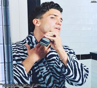 》#Râde subtil, specific lui câteva secunde la gluma ei, apoi redevine serios, trecând pe +; roșu de-l claxonează toți în intersecție, ajungând repede la spitalul de urgență. Parchează de-amp.ulea, apoi se dă jos și o ia în brațe pe Nadia, intrând cu ea în spital. "AJUTOR."
