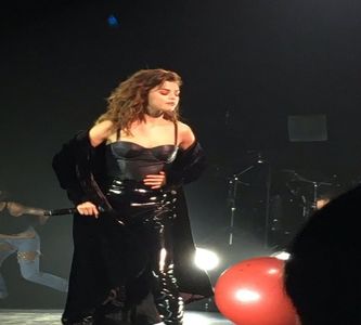 — Cât de supărată ar fi fost Reyna pe Oliver, acum că îl vedea astfel nu se putea abține; să nu se îngrijoreze pentru el, astfel că într-o clipă se apropie de acesta și-și lasă o mână pe spatele lui aplecându-se în față. „Ce s-a întâmplat? Ce te doare?” Îl privește ea speriată.
