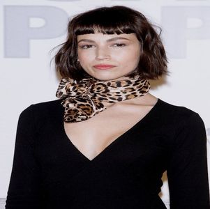 ―  Doctorul spune că ar trebui să rămână în seara aceasta acolo pentru a fi ținută sub; observație preventiv, iar dacă totul decurge bine mâine dimineață poate să plece acasă. „Se poate să rămână și soțul meu cu mine în seara aceasta?” Îi prinde mâna lui Denver într-a ei.
