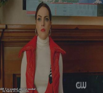 ―  Nu își poate astâmpăra chicotul atunci când îl aude pe acesta, deși era unul stins din; cauza respirației pe care încă mai încerca să o reguleze. Se prăbușește cu toată greutatea corporală printre perne și se uită în sus către Alexander. „Trebuie să facem asta mai des..”
