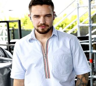 ― Cu un braț proptit pe tejgheaua lăcuita a barului, Aiden își susținea astfel echilibrul pe; scaunul înalt de bar, fiind cu fața către fratele iubitei sale, dar și un prieten bun de-al lui, cu toate că nu priviea către acesta, ci în juru-i. „Sincer? O să dai lovitura cu locul ăsta, amice!”
