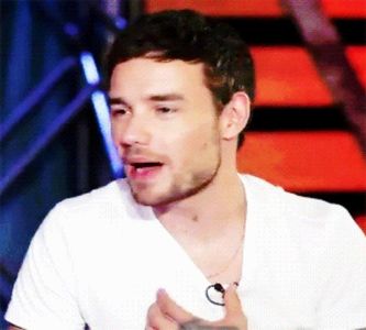 ― Era conștient de toate motivele de îngrijorare ale lui Fai, astfel că își așează o mână; pe umărul acestuia în încercarea de a-i arăta că avea susținerea lui. „Nu trebuie să fii atât de prăpăstios, nici nu ai deschis încă și tu deja gândești lucrurile așa? Ce-i cu tine? Nu erai așa!”
