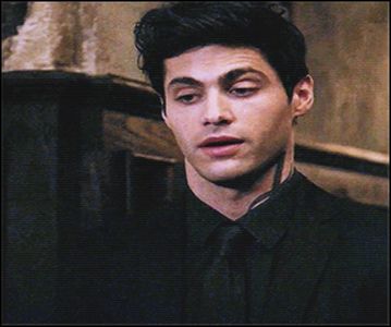 — „Omule, sunt așa de obosit de când Lucas mă sună zilnic cu Facetime, spunându-mi că e; bine, de parcă l-aș întreba eu și-mi spune că vine aici si că o să fie totul super tare, abia așteaptă, blah-bla-blah. Chiar crezi că pot trăi cu el lângă mine? E ca lepra, ca pojarul, Dumnezeu
