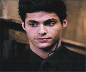 — mi-a dat pojar când eram mic, ca să mă călească pentru Lucas...”, îmi duc palmele pe față,; scurgându-le pe obraji, urlând în palme, dar reprimându-mă destul de repejor, „Îmi ia tot cheful de viață, abia aștept să-l agăț într-un gard și să văd cum se hrănesc ciorile din el.”
