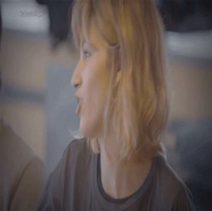 ― „Dacă nici tu nu mă cunoști...” Se uită cu o expresie pofticioasă către feliile pe care; acesta i le pregătește și preia imediat din mâna acestuia farfuria pe care el le așezase. „Pe Letty trebuie să o rugăm asta, abia după ce o anunțăm că sunt însărcinată.” =)))))))
