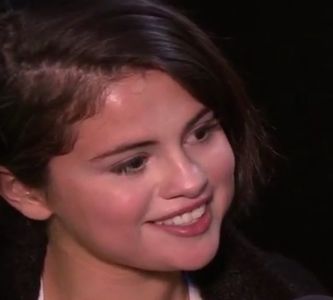 — „Duci lipsă de spirit de observație sau l-ai pierdut odată cu vârsta?” Decide ea să îl; tachineze, iar atunci când aude propunerea lui în privința preparării mesei nu își poate astâmpăra rânjetul. „Oh, chiar te rog, Oliver! Trebuie să recunosc că îmi lipsesc mâncărurile preparate de tine
