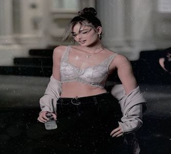 ― Își aude telefonul sunând și se scuză în fața șefului ei pentru a-i răspunde. „Lucas? Alo?; Ce femei dezbrăcate, mă? Iar ești la morgă? Pleacă imediat de acolo!” Își dă ea ochii peste cap și oftează exasperată. „Sunt la muncă, vrei să vii aici? Pot să rog să fii primit înăuntru.”
