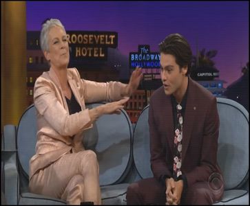 — „Sierra, am 19 ani, nu trebuie să rogi pe nimeni să mă primească-năuntru, arăt a 21...”,; oftez și decid să ies, citind cu un accent foarte puternic, asta pentru că eram australian la origini, numele clubului, „The Glitter Pussy”, „De ce e o pisică cu sclipici?”, mă-ncrunt și decid să fac 
