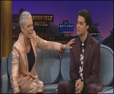 — un pas în spate și apoi să fac semn unui taxi, „Taxi! Taxi!”, iar odată ce acesta se oprește,; să intru, „Dă-mi share location dacă poți, te rog.”, spun repejor, iar apoi, îi închid telefonul de parcă aș fi închis conversația, ceva ce obișnuiam să fac mereu.
