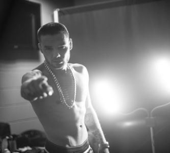 ― „vorbind de Lucas așa am senzația că de fapt mi-o descrii pe nevastă-ta, iar dacă nu; aș știi că nu ești căsătorit, te-aș compătimi!” Observă silueta care își face apariția în bar și face ochii destul de mari, deoarece Devonne nu își anunțase venirea. „Ce mai prezență încântătoare!”
