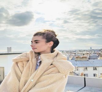 ― Cam așa decurgea fiecare discuție a ei cu Lucas, sfârșea prin a nu înțelege nimic; din cele ce acesta îi spunea, astfel că decide să nu mai zăbovească cu gândul asupra acestui subiect și îi trimite locația pe WhatsApp, blocând telefonul și strecurându-l în buzunarul de la spate.
