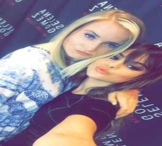 — „Mi pollito, știi că eu nu te-am jignit niciodată pentru că te iubesc și respect prea mult,; dar tu ori ești fraier ori ipocrit de îți judeci fiica acum.” Spune ea râzând și lăsându-i în cele din urmă un sărut pe obraz. „Oh, îmi pare rău uitasem că nu meritai să îți spun una ca asta.”
