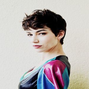 ― „Tu oricum ești un porc, deci piftia mereu o să fie o parte din tine.” Își afundă fața în; pieptul lui pentru a-și înnăbuși râsetul, dar degeaba pentru că în momentul acela avea o altă criză de râs, lacrimile ajungând să i se prelingă pe obraji.
