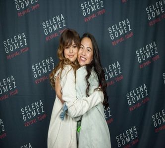 — „Nu e nevoie să îmi explici asta, mi pollito.” Schițează ea un zâmbet înțelegător. „Sunt; conștientă că Selene a trecut prin multe și o să îi acord timpul necesară până când va ajunge să mă accepte.” Se apleacă către el pentru a-i fura un sărut scurt de pe buze.
