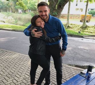 ― Își ghidează privirea în funcție de vorbele acesteia, uitându-se când la palma lui stângă,; când la cea dreaptă. „Hmmm, în regulă, draga mea...” Își lasă palmele pe lângă corp. „Dar dacă cumva o să te hotărăști să mi te alături îți zic de pe acum să-ți pui pofta-n cui.” Îi face cu ochiul.
