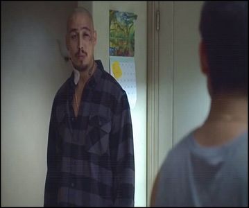 —  Mă apropii intimidant de el, „Tu ești Ștefan?”, mă uit încruntat și apoi mă dau un pas în spate,; „Hai, fratele meu să-ncingem grătaru că mi se topește mațele-n buric. Dă-te mai așa. Ai CD sau stick cu manele de petrecere 2002?”, arunc pungile pe jos.
