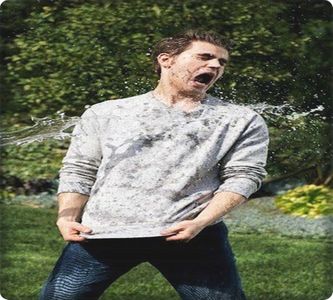 》"A dracu, când ți-am zis să mă iei și pe mine în România, te-ai măritat cu Damon, dar +; acuma ce să fac, mă mulțumesc și cu România adusă la mine, mici, manele și cu voie bună și niște bere..&quot; #Se uită apoi de la Angela la Mirel și când vede ce face, îl ajută și el
