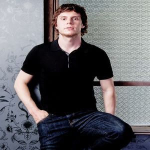 ― lăcuit doar pentru ca apoi să poată face înconjurul obiectului de mobilier, ajungând astfel; în fața acesteia. „Să fiu răutăcios și să te întreb pe unde ai umblat? Sau să fiu drăguț pentru că sunt într-o stare bună și să îți urez un „Bună dimineața, încântătoare blondină”?”
