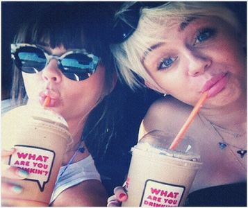 Crd că omiți faptul că eu am vnt prima aici.. și mă deranjezi, așa că te invit să pleci!!